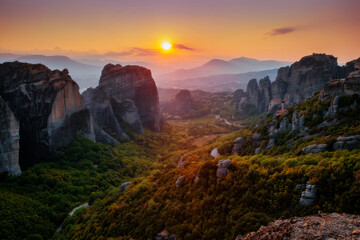 Fototapeta na wymiar sunset in the mountains in Meteora Greece