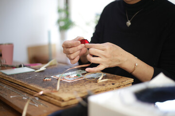 ステンドグラスミラーの製作をする女性