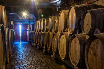 Interior de una bodega con barricas de madera en el norte de Tenerife, Canarias