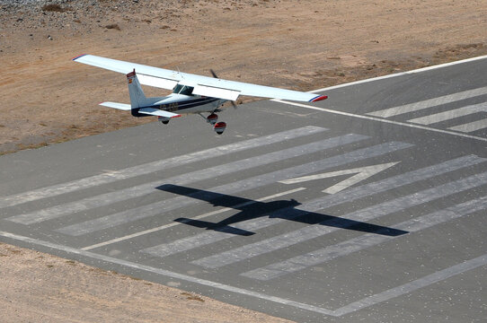 Avioneta aterrizando en el aer&oacute;dromo de El Berriel en la isla de Gran Canaria