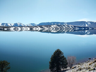 Montañas y lago espejados