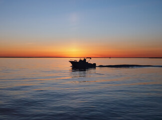 Fototapeta na wymiar Beautiful sunset above the ocean with a boat