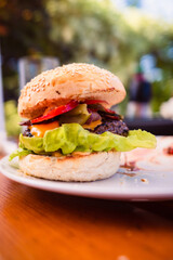 Selbstgemachte Burger mit selbstgemachten Pattys