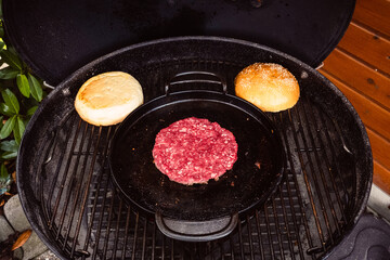 selbstgemachte Burgerbuns, Burgerbrötchen und Pattys auf dem Grill