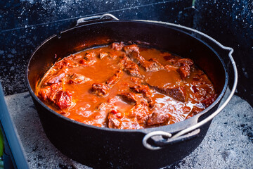 Stifado (griechischer Eintopf) aus dem Dutch Oven