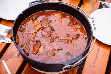 Stifado (griechischer Eintopf) aus dem Dutch Oven
