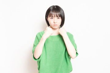 ボクシングのジェスチャーをする若い女性