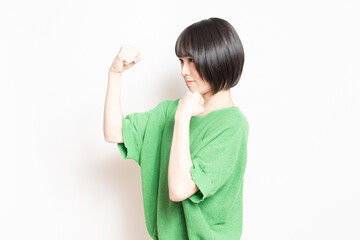 ボクシングのジェスチャーをする若い女性