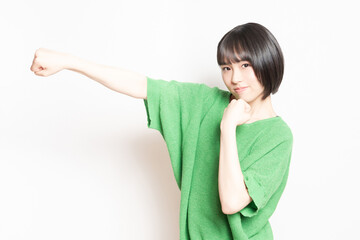 ボクシングのジェスチャーをする若い女性