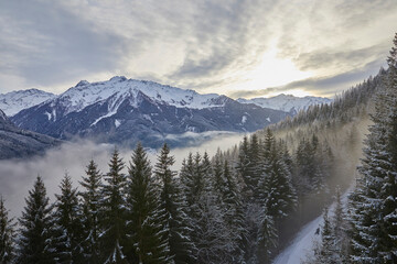 Schönes Winterpanorama im Skigebiet Wildkogel bei Bramberg in Österreich, mit Blick aus einer Seilbahn auf die Rodelbahn und den Großvenediger.