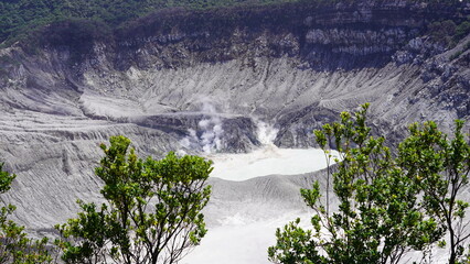 
"Tangkuban Perahu"は、インドネシアのジャワ島にある有名な火山で、その名前は「船の形をした山」という意味です。Tangkuban Perabu Mount|volcano|Indonesia Bandung Travel|覆舟火山