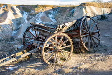 Fototapeta na wymiar An old wooden Wagon at pigeon valley in Göreme.