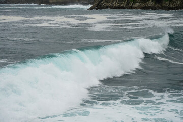 Des vagues bleues de l'océan Atlantique
