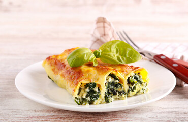 Ricotta and spinach filling cannelloni