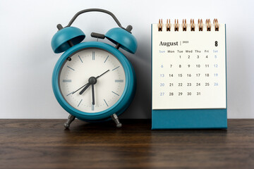August 2023 desk calendar with alarm clock - obrazy, fototapety, plakaty