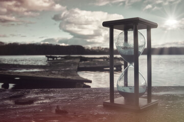 Sanduhr - Konzept - Sand Running - Hourglass - Time Concept - Sunrise over sea - 
