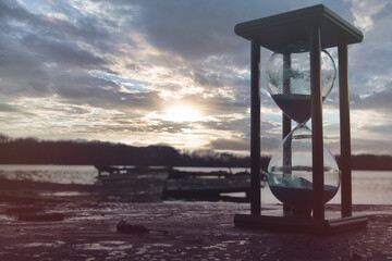 Sanduhr - Konzept - Sand Running - Hourglass - Time Concept - Sunrise over sea - 