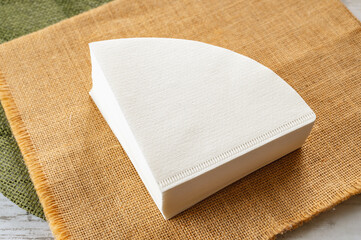 重ねた白い円錐型コーヒーフィルター