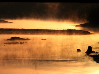 Spectacle de la nature avec un paysage et un lever de soleil hivernal au bord du lac de Saint...