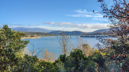 Spectacle de la nature avec un paysage et un lever de soleil hivernal au bord du lac de Saint Cassien dans le Sud de la France