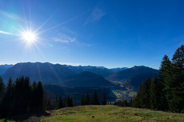 Ausblick vom Berg in die Ferne zu den weit entfernten Berggipfeln