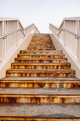 塩カルで錆びた階段の歩道橋