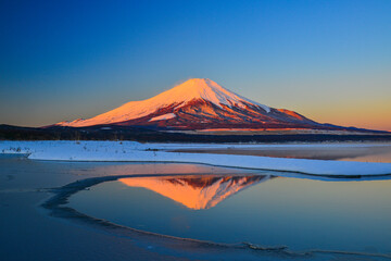Fototapeta na wymiar 山中湖から逆さ富士