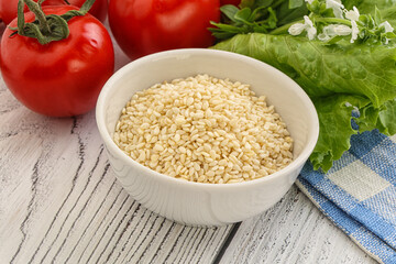 Raw sesame seeds in the bowl