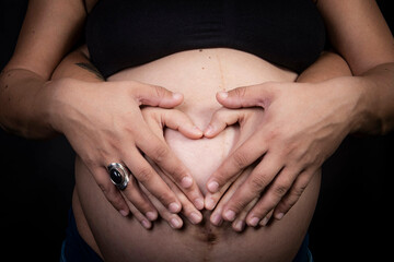 mains sur ventre de femme enceinte
