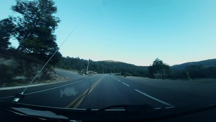 viaje por carretera 4k60fps en el camino  encuentras muchos árboles verdes y autos pasar por carretera federal 