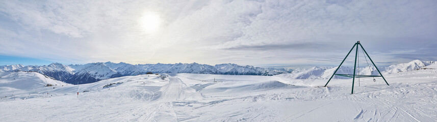 Schönes Winterpanorama im Skigebiet Wildkogel bei Bramberg in Österreich. Mit Blick auf den...