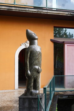 Zeitgenössische afrikanische Skulptur im Tropischen Garten Monte Palace, Funchal, 02.04.2023