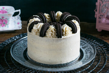 Tarta de chocolate y famosas galletas negras tipo sándwich rellenas de crema