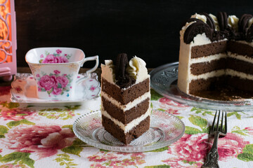 Tarta de chocolate y famosas galletas negras tipo sándwich rellenas de crema