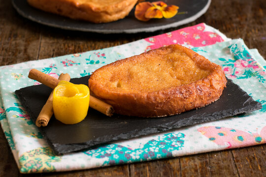 Rebanada de pan empapada en leche aromatizada con canela y piel de lim&oacute;n, rebozada en huevo y frita. 
