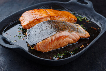 Traditionelles japanisches Lachs Teriyaki Filet serviert als close-up in einer Nordic design Pfanne