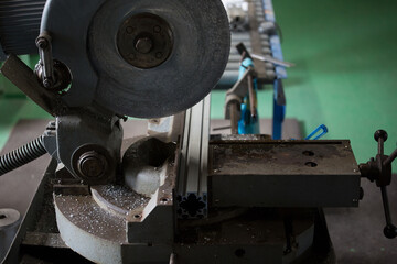 Cutting material with a metal saw