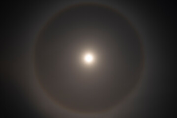 halo lunar in the sky