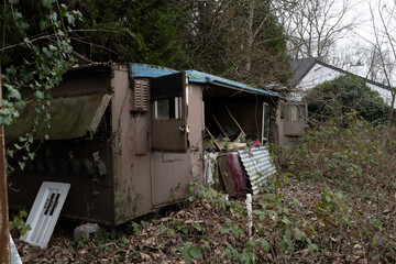 Armut, Krisen und fehlender Versicherungsschutz führt zur Verwahrlosung in Wohnungen, Gebäuden und Unternehmen.