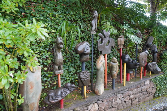 Moderne afrikanische Skulpturen im Tropischen Garten Monte Palace in Funchal am 04.02.2023