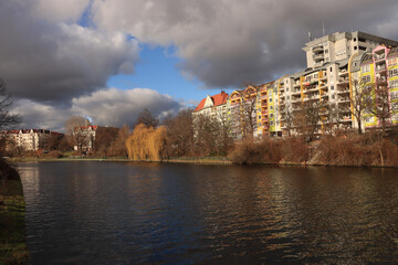 Wintersonne in Berlin-Wedding; Blick über den Berlin-Spandauer-Schifffahrtskanal zu den Wohnhäusern am Nordufer um den Pekinger Platz