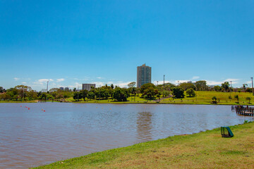 Fototapeta premium prédios e lago da cidade de campo grande, mato grosso do sul brasil