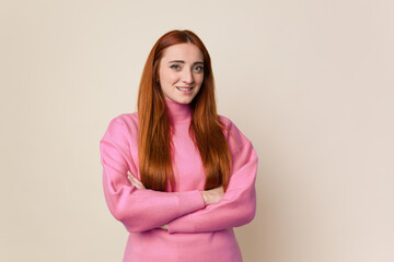 Obraz premium Young red hair woman isolated who feels confident, crossing arms with determination.