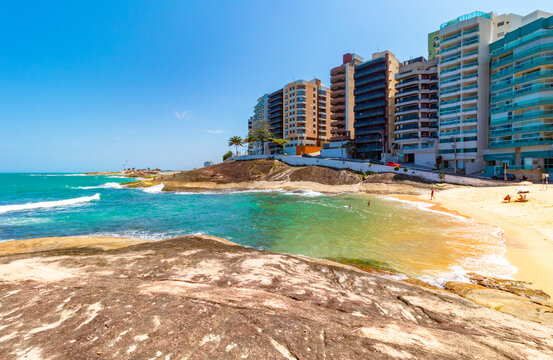 ver&atilde;o na praia das virtudes guarapari espirito santo brasil