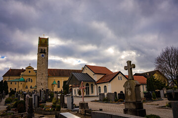 Fototapeta premium Kirche, Friedhof, Himmel, Wolken, Beerdigung, Grab, Gräber