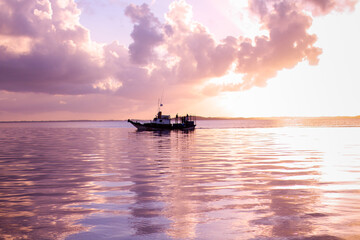 Bote pesquero en atardecer