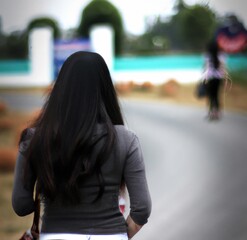 Obraz premium woman walking on the street