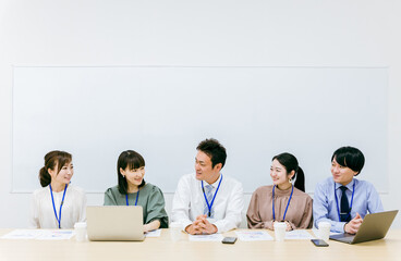 会社・オフィスで並ぶ仕事仲間・同僚・会社員・ビジネスマン・ビジネスウーマン・従業員・スタッフ（5人）