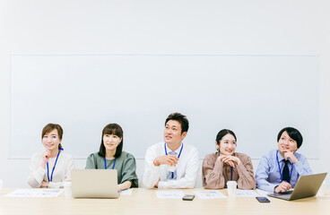 会社・オフィスで並ぶ仕事仲間・同僚・会社員・ビジネスマン・ビジネスウーマン・従業員・スタッフ（5人）