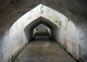 Obraz premium Straight tunnel connecting inside Tamansari water castle to underground mosque in Yogyakarta, Indonesia